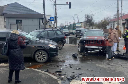У Житомирі — ДТП на перехресті Івана Мазепи та Бориса Тена: Audi Q5 не пропустив Hyundai, який після удару врізався у Nissan
